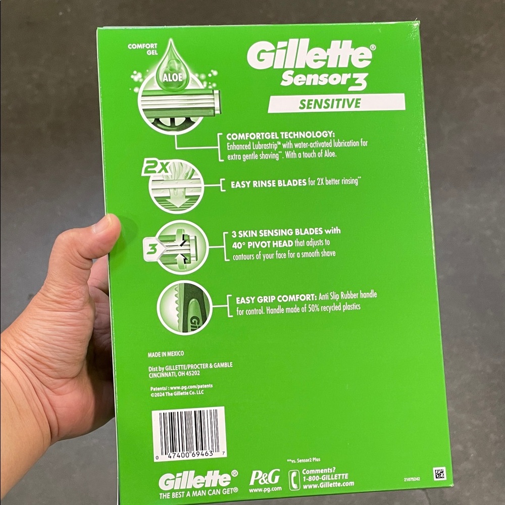 Gillette Sensor3 Disposable Razors Value Pack (24 Count) - Picture 4 of 8